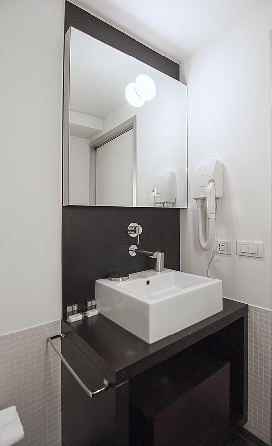 Bb Hotels Aparthotel Desuite Milan Bagian luar foto
