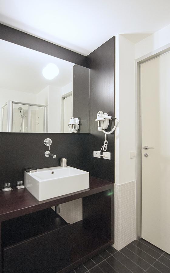 Bb Hotels Aparthotel Desuite Milan Bagian luar foto